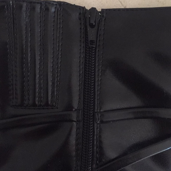 Black boots - Picture 3 of 7